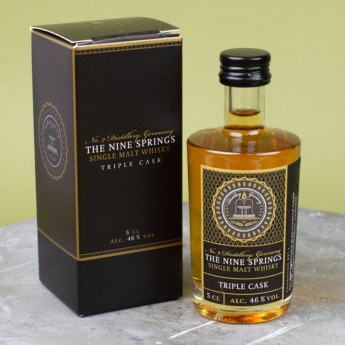 Miniaturflasche The Nine Springs Triple Cask Whisky mit schwarzer Geschenkbox, 5 cl