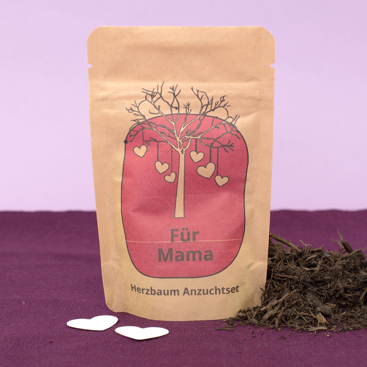 Für Mama Anzuchtset Herzbaum in brauner Tüte mit Herzbaum-Motiv auf violettem Untergrund