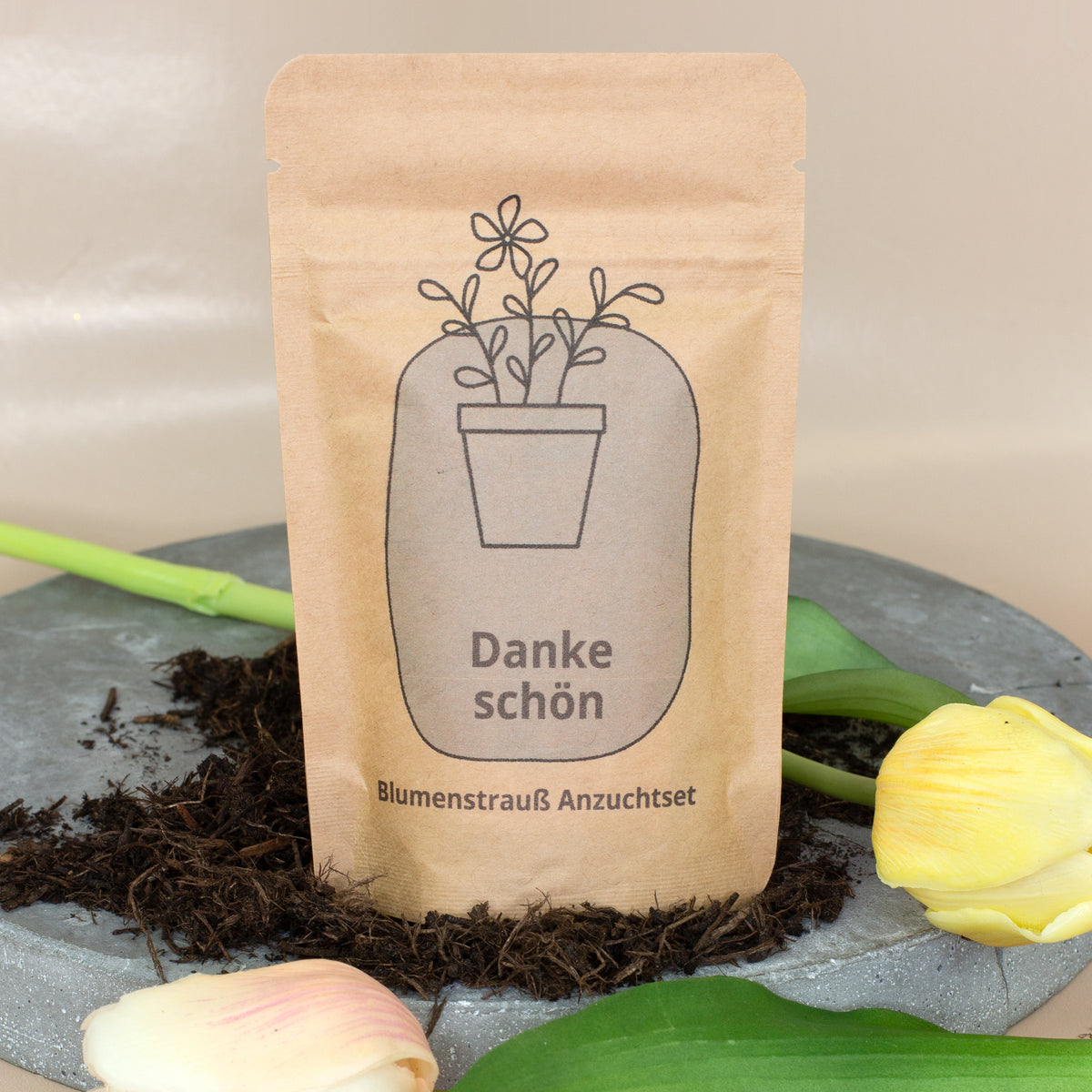 Anzuchtset als Dankeschön Geschenk in Kraftpapiertüte mit Erde und Tulpen dekoriert
