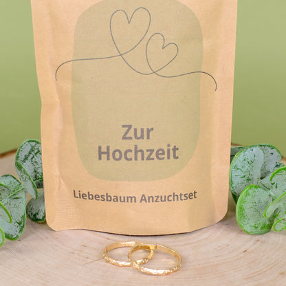 Nahaufnahme vom unteren Bereich des Zur Hochzeit Anzuchtsets mit Schriftzug und goldfarbenen Ringen